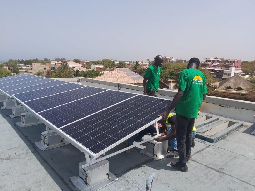 Montage Panneaux solaires sur plots coulés Saly Senegal
